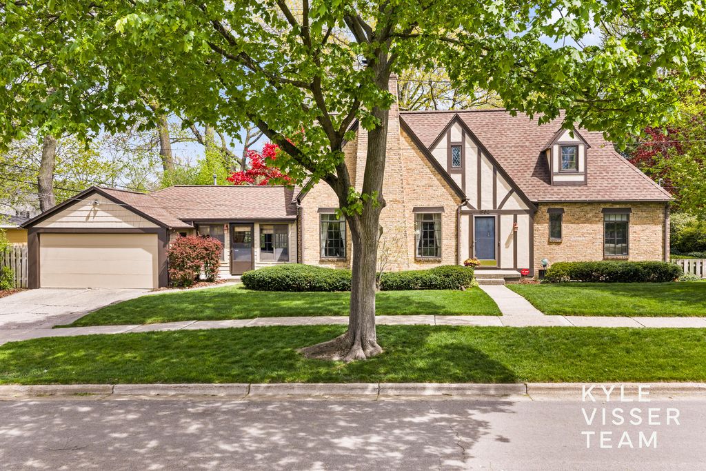 1504 Lake Grove Avenue SE, East Grand Rapids, MI 49506