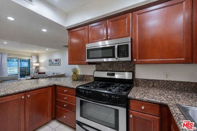 15206 Burbank Boulevard 116, Sherman Oaks, CA 91411