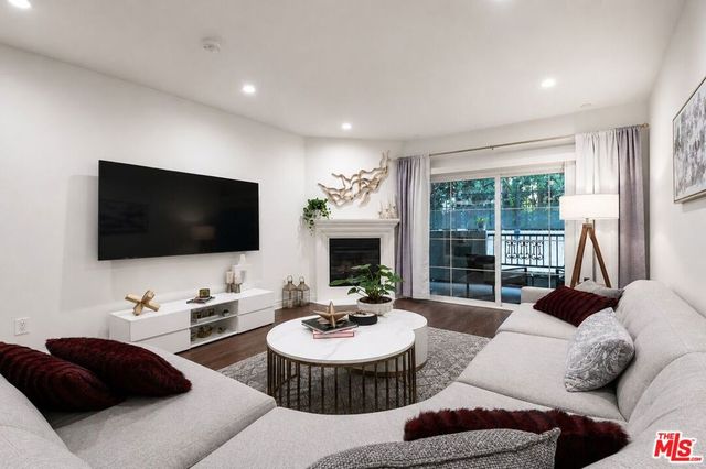 15206 Burbank Boulevard 116, Sherman Oaks, CA 91411
