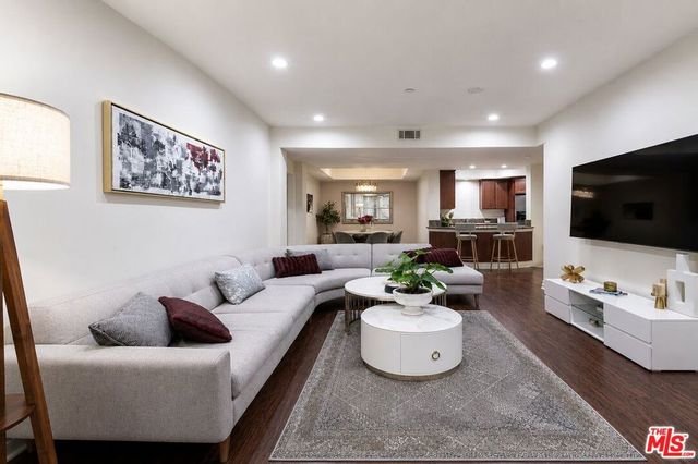 15206 Burbank Boulevard 116, Sherman Oaks, CA 91411