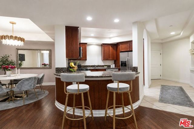 15206 Burbank Boulevard 116, Sherman Oaks, CA 91411