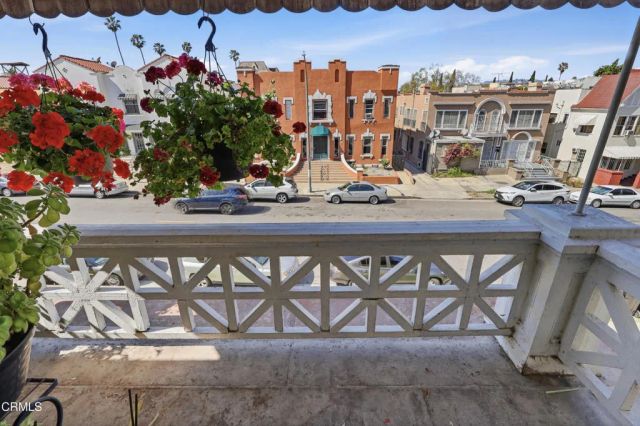 142 S Manhattan Place, Los Angeles, CA 90004