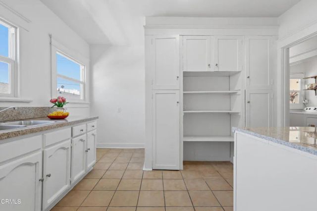 142 S Manhattan Place, Los Angeles, CA 90004