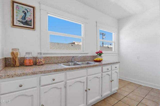 142 S Manhattan Place, Los Angeles, CA 90004