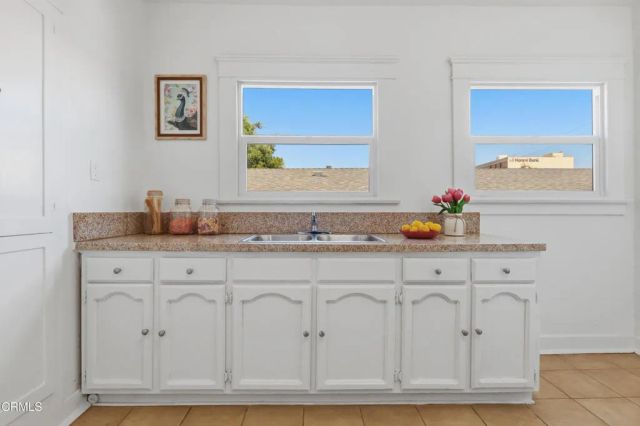 142 S Manhattan Place, Los Angeles, CA 90004