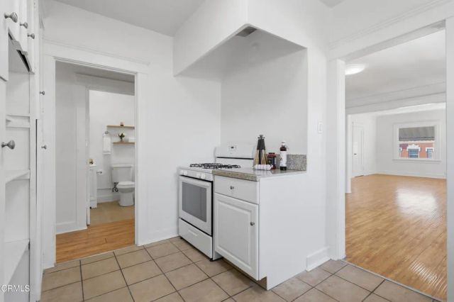 142 S Manhattan Place, Los Angeles, CA 90004