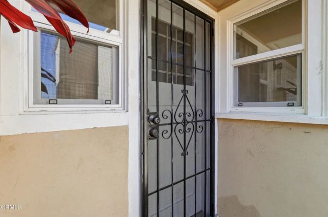 142 S Manhattan Place, Los Angeles, CA 90004