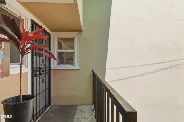 142 S Manhattan Place, Los Angeles, CA 90004