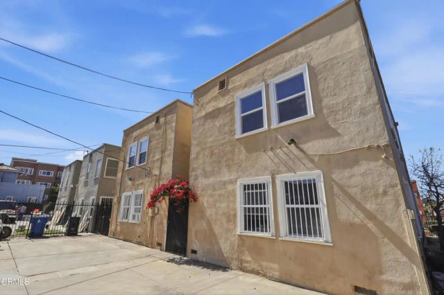 142 S Manhattan Place, Los Angeles, CA 90004