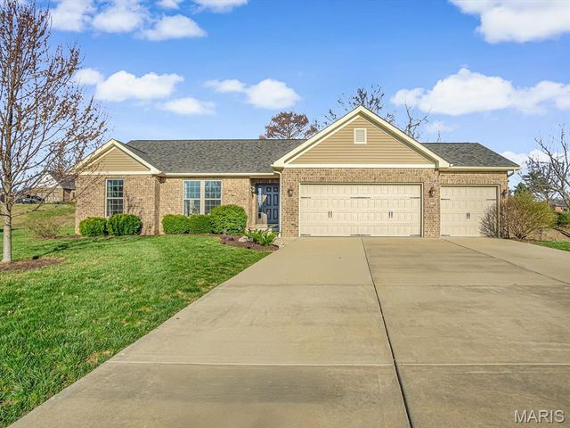 302 Fox Run Drive, Columbia, IL 62236
