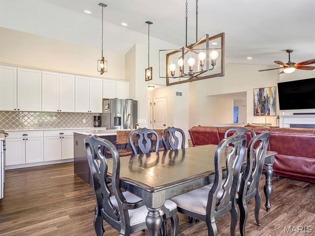 302 Fox Run Drive, Columbia, IL 62236