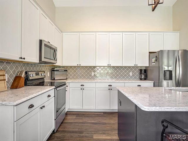 302 Fox Run Drive, Columbia, IL 62236