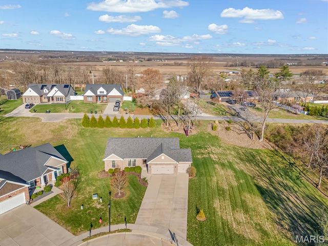 302 Fox Run Drive, Columbia, IL 62236