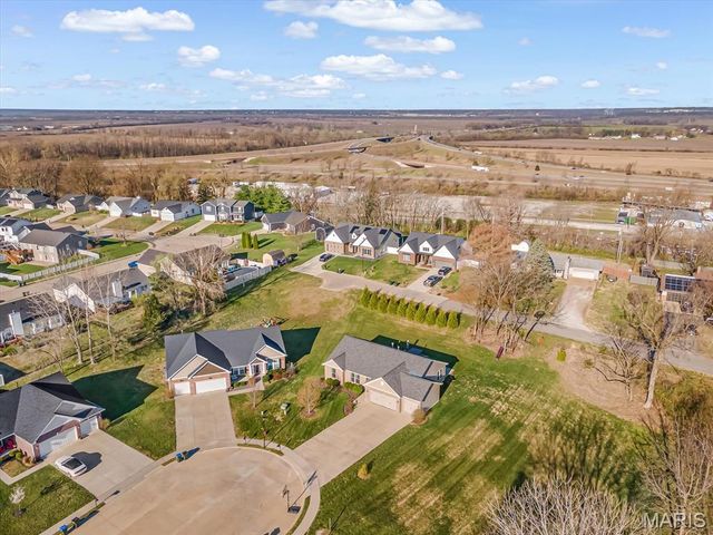 302 Fox Run Drive, Columbia, IL 62236