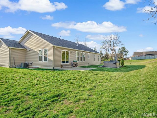 302 Fox Run Drive, Columbia, IL 62236