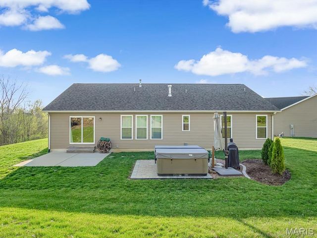 302 Fox Run Drive, Columbia, IL 62236