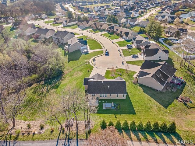 302 Fox Run Drive, Columbia, IL 62236