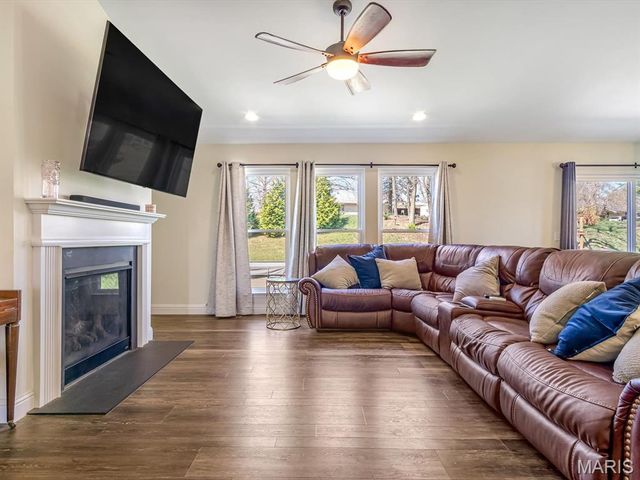 302 Fox Run Drive, Columbia, IL 62236