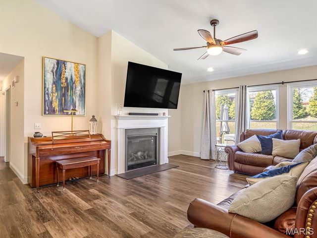 302 Fox Run Drive, Columbia, IL 62236