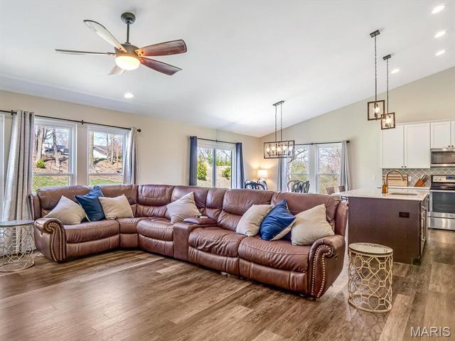 302 Fox Run Drive, Columbia, IL 62236