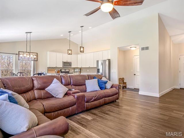 302 Fox Run Drive, Columbia, IL 62236