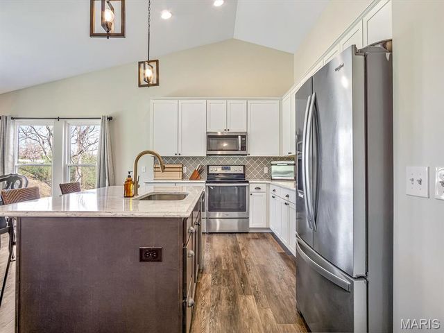 302 Fox Run Drive, Columbia, IL 62236