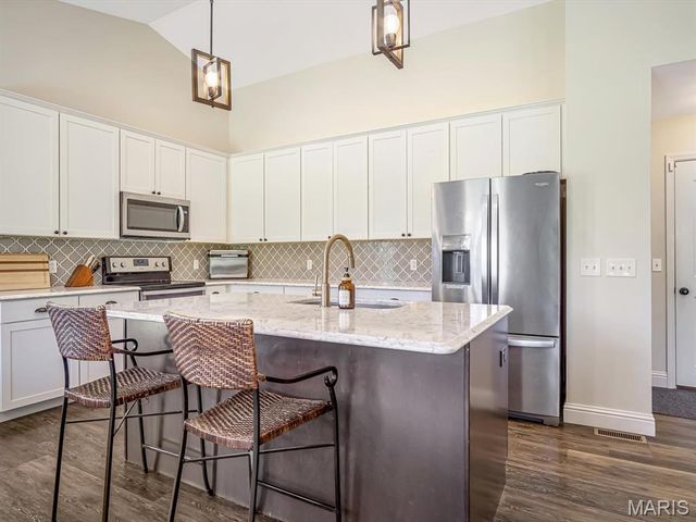 302 Fox Run Drive, Columbia, IL 62236