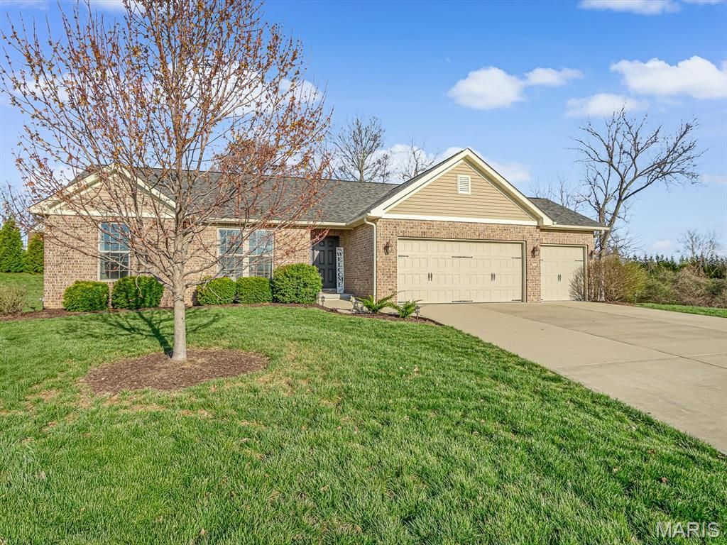 302 Fox Run Drive, Columbia, IL 62236