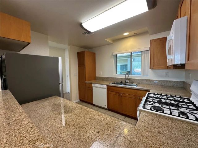 7551 Jordan 304, Canoga Park, CA 91303