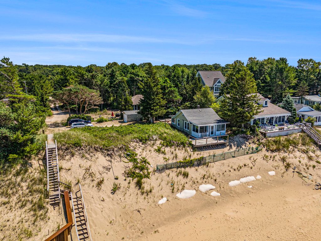 10589 Lakeshore Drive, Grand Haven Twp, MI 49460