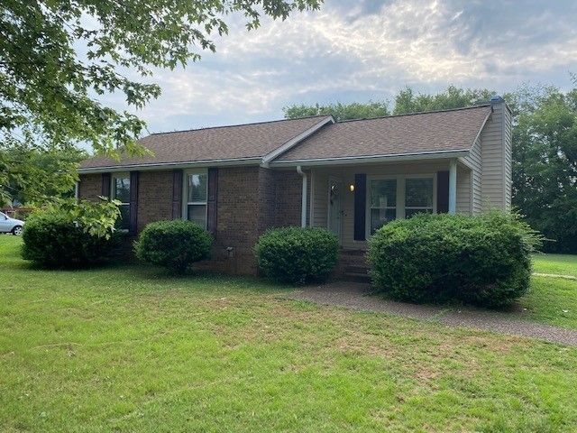 2075 Stonebrook Dr, Murfreesboro, TN 37128