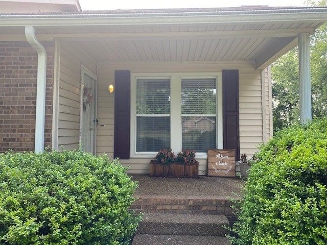 2075 Stonebrook Dr, Murfreesboro, TN 37128