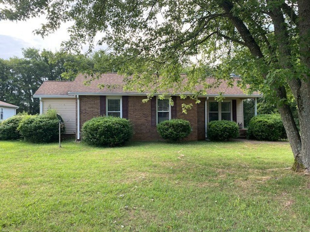 2075 Stonebrook Dr, Murfreesboro, TN 37128