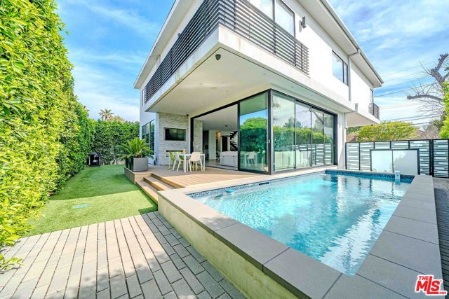 13311 W Magnolia Boulevard, Sherman Oaks, CA 91423