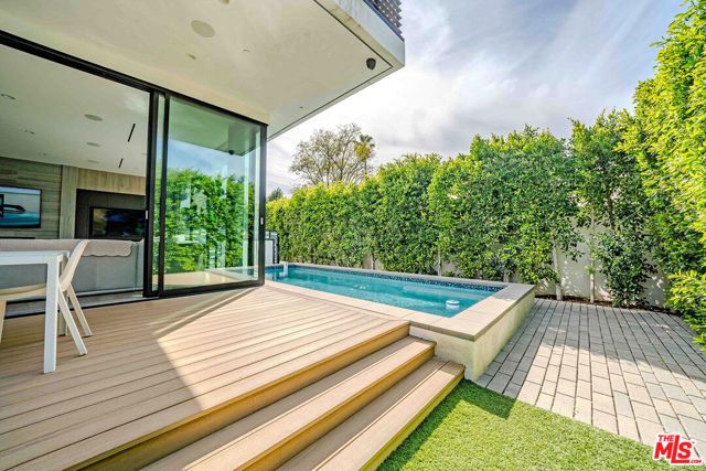 13311 W Magnolia Boulevard, Sherman Oaks, CA 91423