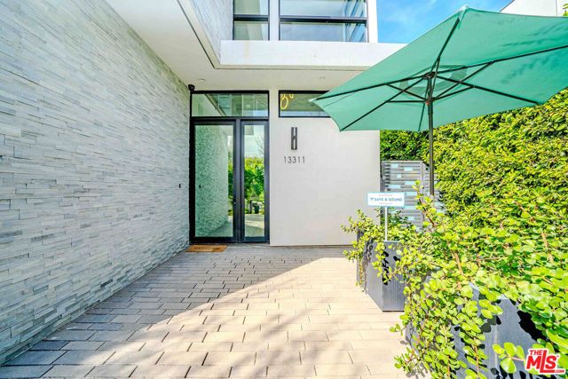 13311 W Magnolia Boulevard, Sherman Oaks, CA 91423