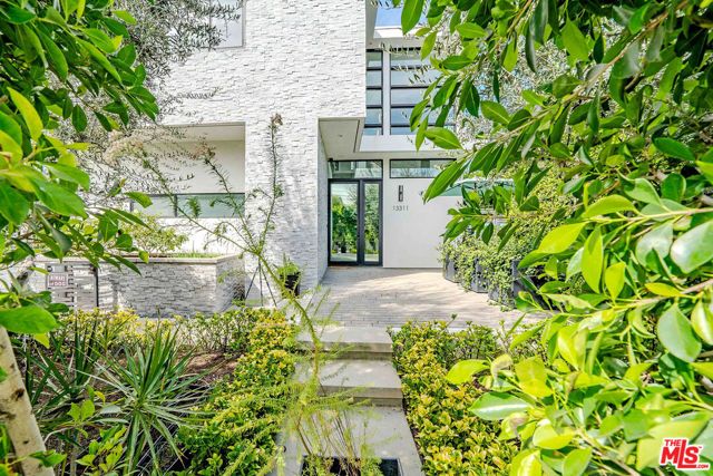13311 W Magnolia Boulevard, Sherman Oaks, CA 91423
