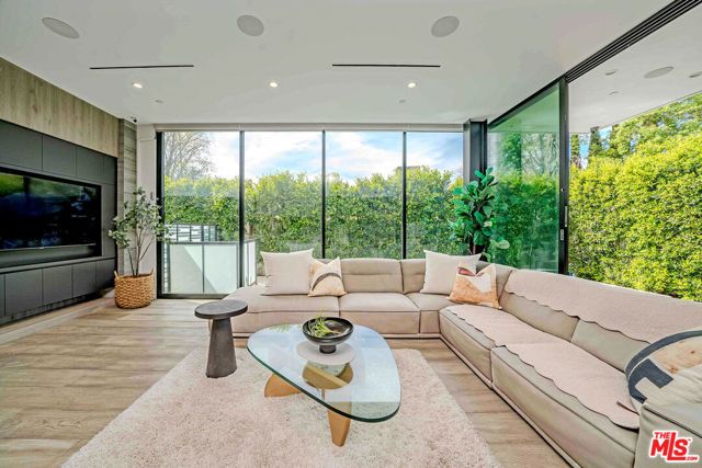 13311 W Magnolia Boulevard, Sherman Oaks, CA 91423