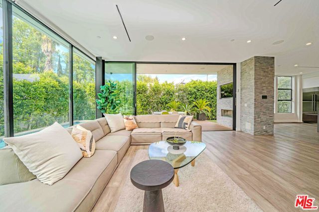 13311 W Magnolia Boulevard, Sherman Oaks, CA 91423