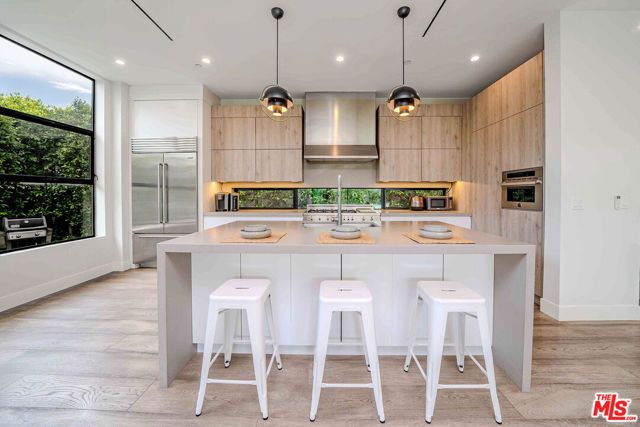 13311 W Magnolia Boulevard, Sherman Oaks, CA 91423