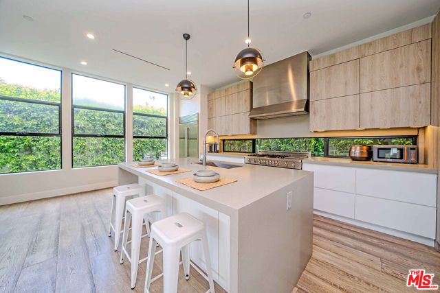 13311 W Magnolia Boulevard, Sherman Oaks, CA 91423