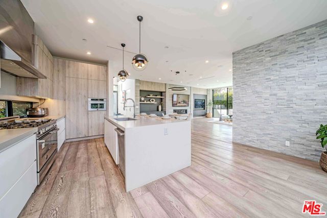 13311 W Magnolia Boulevard, Sherman Oaks, CA 91423