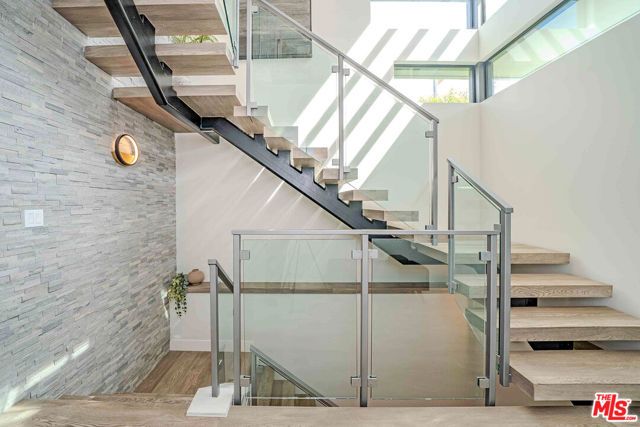 13311 W Magnolia Boulevard, Sherman Oaks, CA 91423