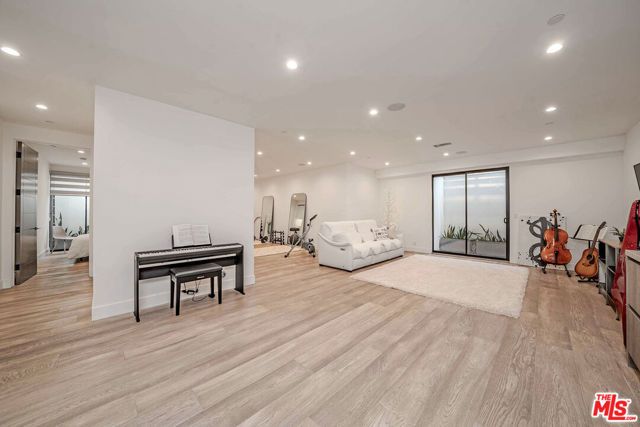 13311 W Magnolia Boulevard, Sherman Oaks, CA 91423