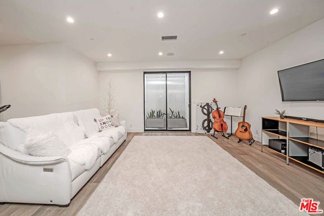 13311 W Magnolia Boulevard, Sherman Oaks, CA 91423