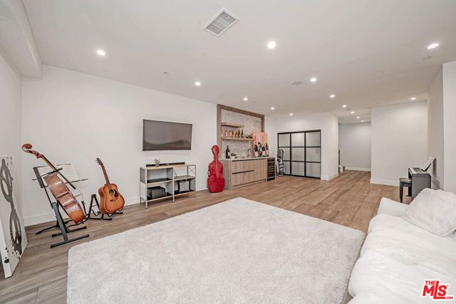 13311 W Magnolia Boulevard, Sherman Oaks, CA 91423