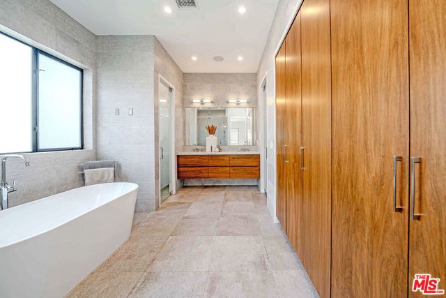 13311 W Magnolia Boulevard, Sherman Oaks, CA 91423