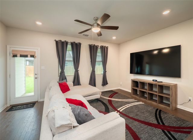 111 Lyrebird LN, Hutto, TX 78634