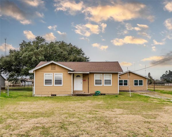 118 Cedar Vale Road, Bay City, TX 77414