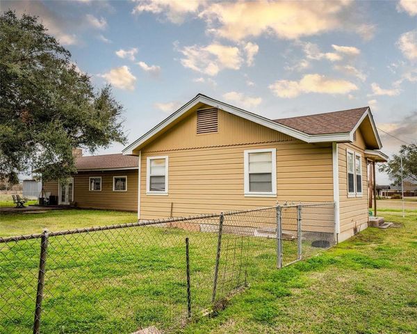 118 Cedar Vale Road, Bay City, TX 77414